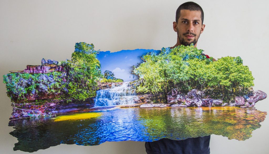 Jose Bonilla con ensamblaje fotografico del Salto Kawi